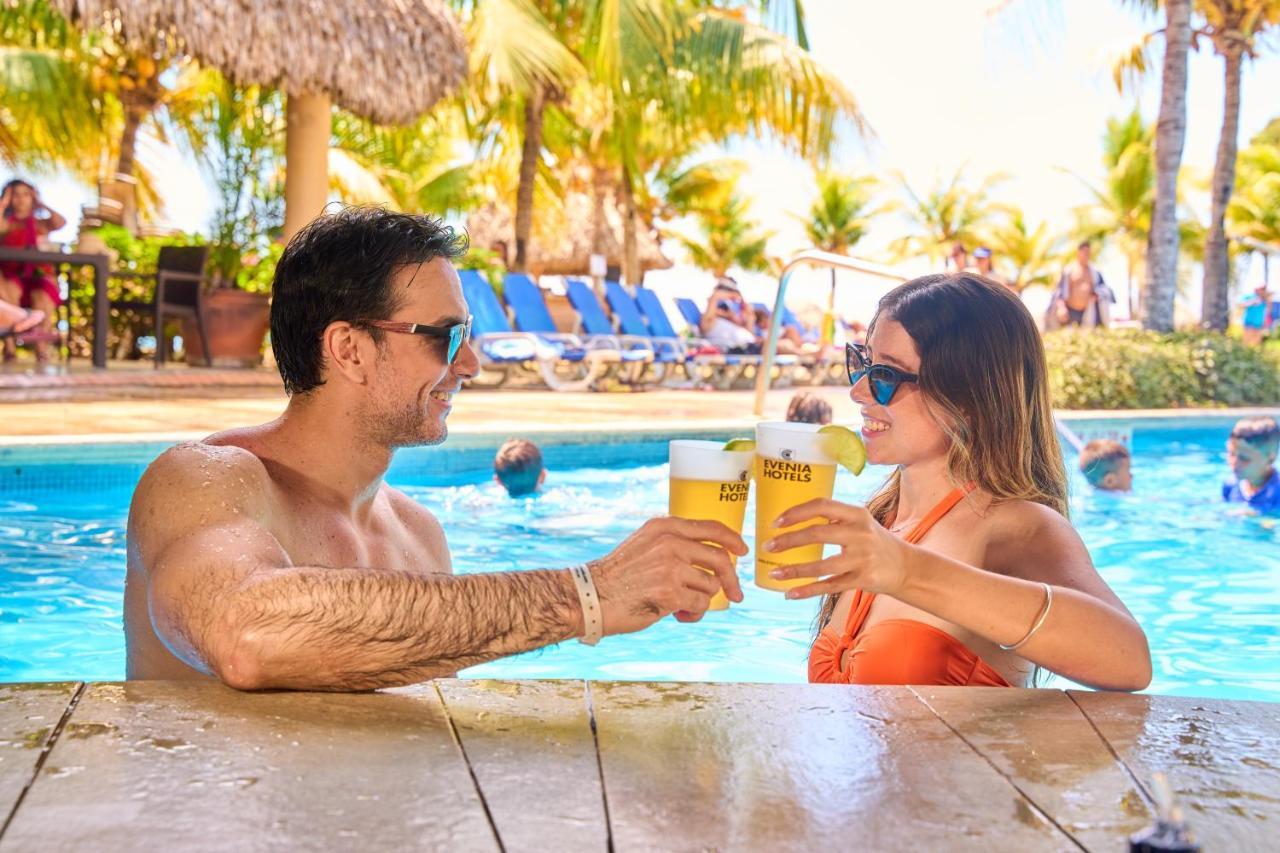 מלון סנטה קלרה Gran Evenia Bijao מראה חיצוני תמונה A couple drinking Presidente at a pool