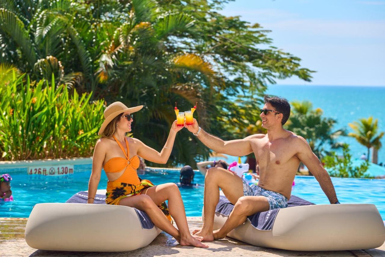 מלון סנטה קלרה Gran Evenia Bijao מראה חיצוני תמונה A couple at a resort in Cancun, Mexico