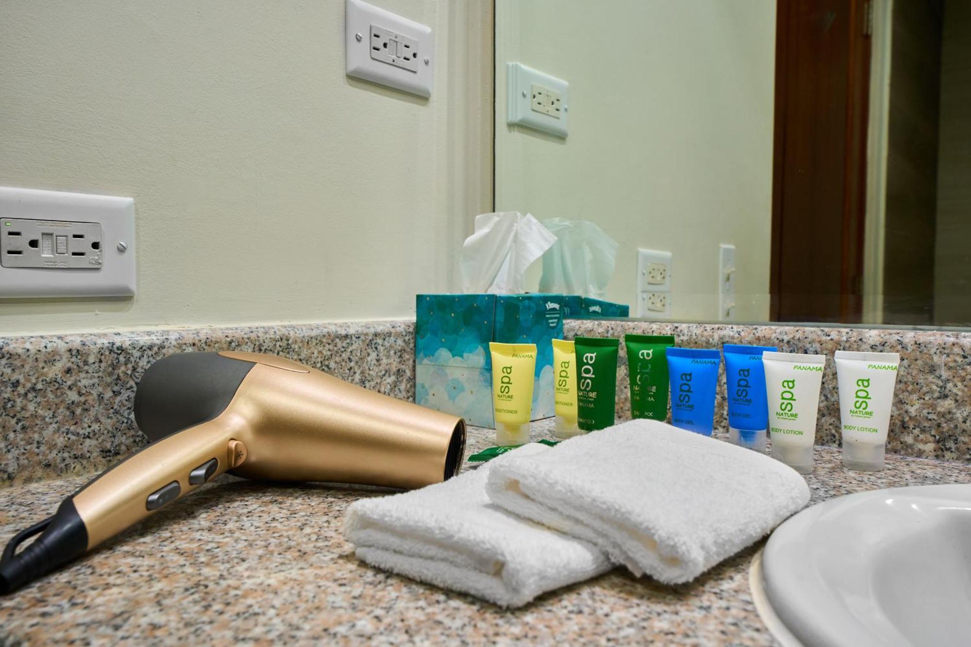 מלון סנטה קלרה Gran Evenia Bijao מראה חיצוני תמונה A hair dryer and toiletries in a hotel bathroom