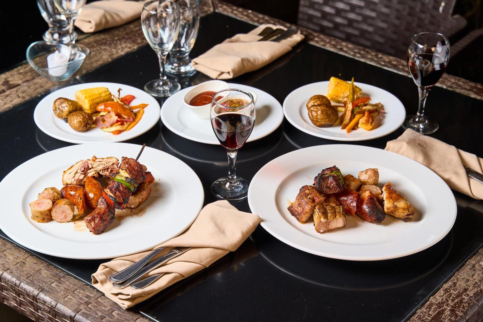 מלון סנטה קלרה Gran Evenia Bijao מראה חיצוני תמונה A selection of dishes at the restaurant