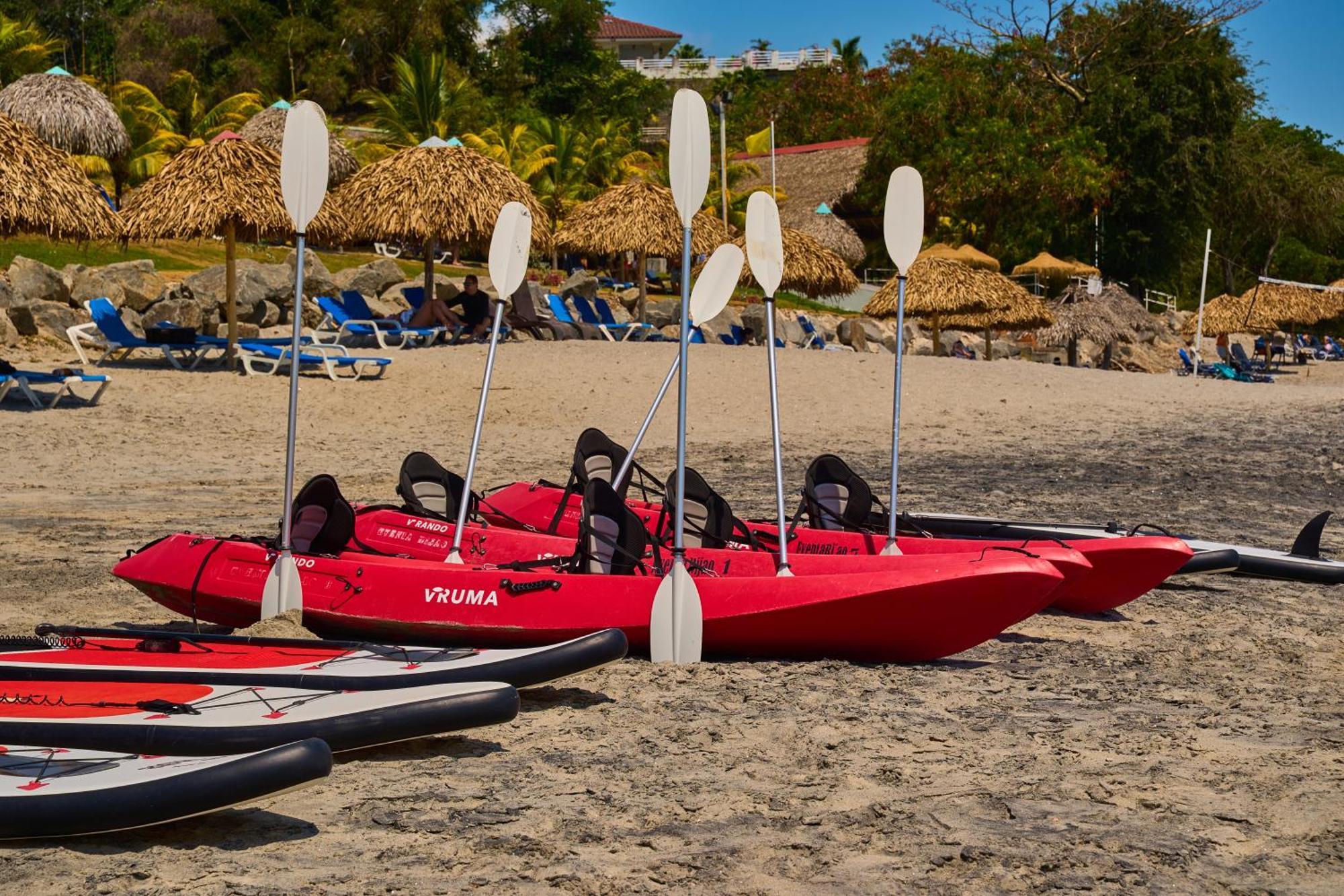 מלון סנטה קלרה Gran Evenia Bijao מראה חיצוני תמונה Kayaks on the beach