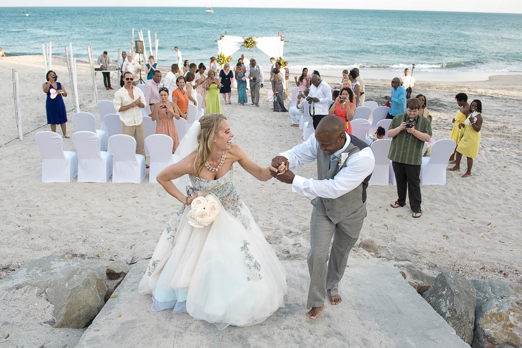 מלון סנטה קלרה Gran Evenia Bijao מראה חיצוני תמונה A beach wedding in Jamaica