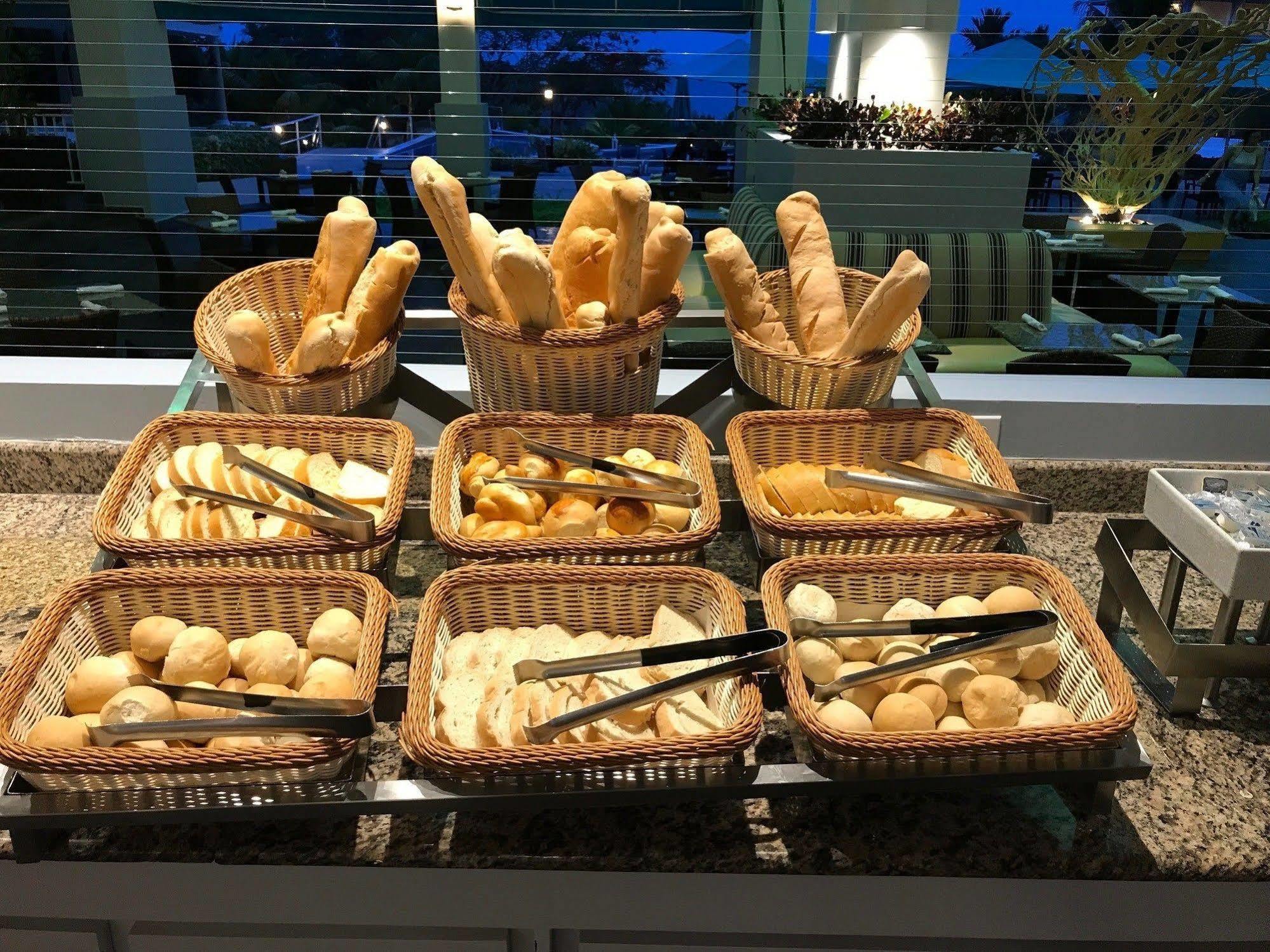 מלון סנטה קלרה Gran Evenia Bijao מראה חיצוני תמונה Bread at a buffet