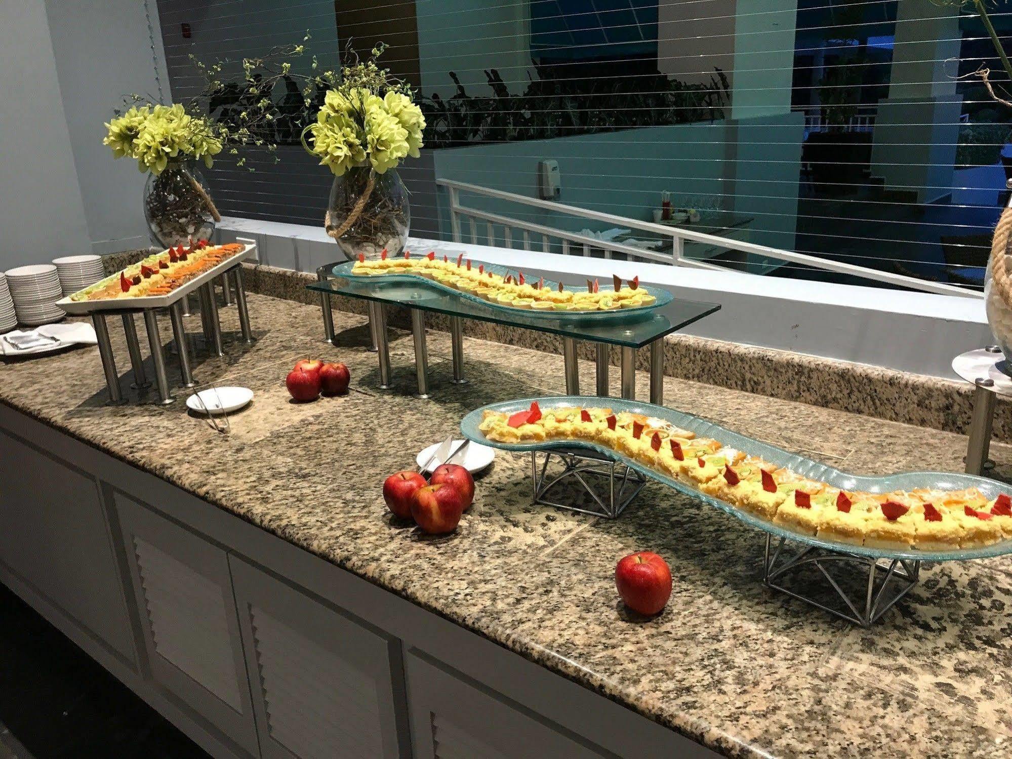 מלון סנטה קלרה Gran Evenia Bijao מראה חיצוני תמונה A buffet at a hotel